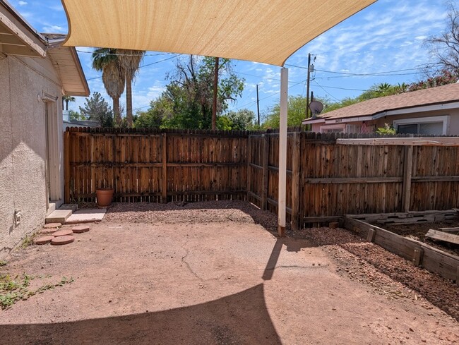 Building Photo - 1011 E Minnezona Ave