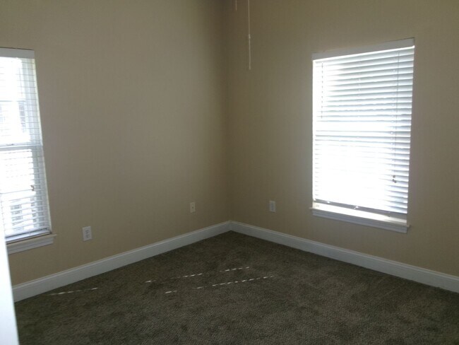 Building Photo - 3 bedroom, 2 bath condo in The Fountains