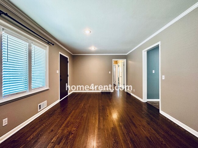 Building Photo - Beautiful Hardwoods w Fenced-in Yard!
