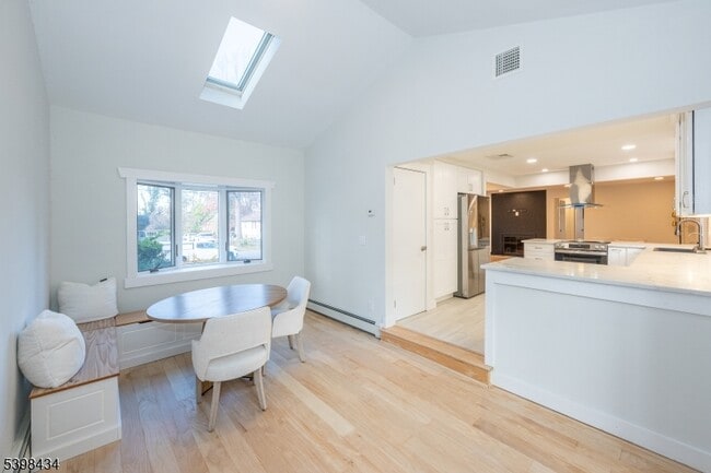 Building Photo - 7 Oak Tree Ln