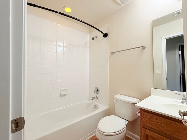 Building Photo - 3 Bedroom Townhome Riverwalk Townes