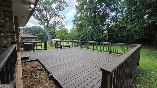 Building Photo - 715 Barnesdale Dr