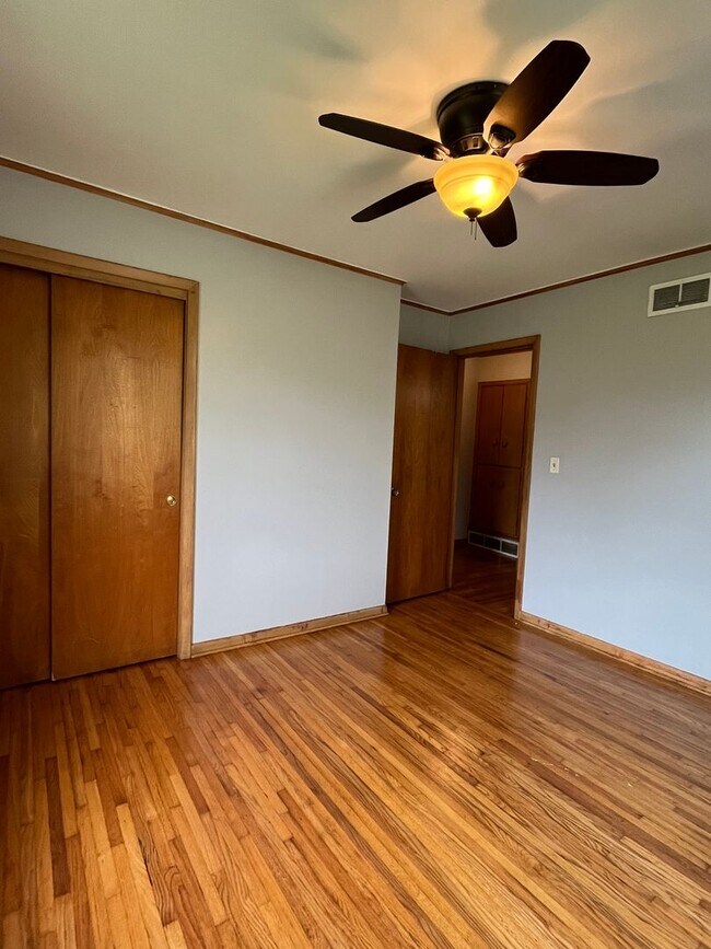 Building Photo - Three Bedroom Tulsa, 1 Bath