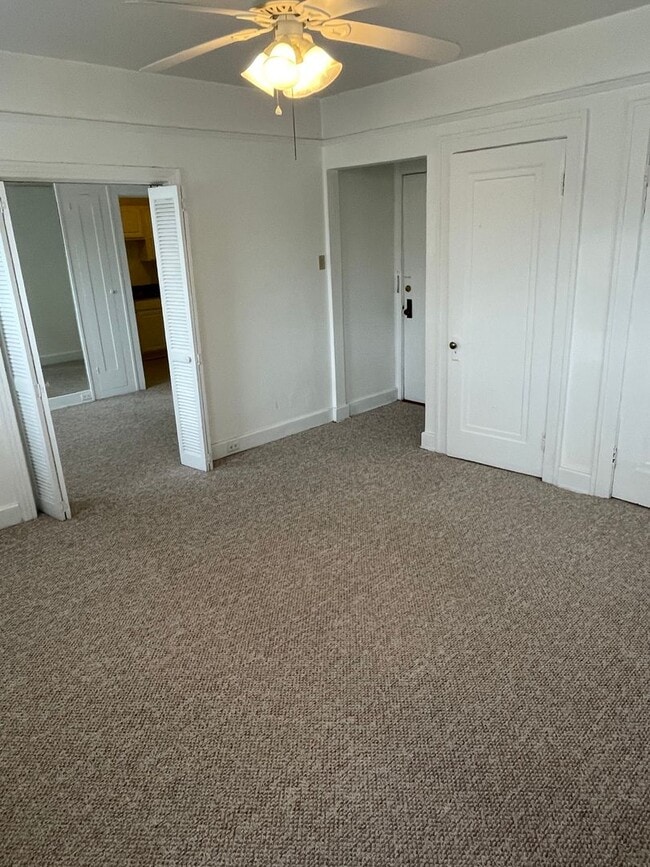 Building Photo - Live on Audubon Park! Top Floor Corner Unit!