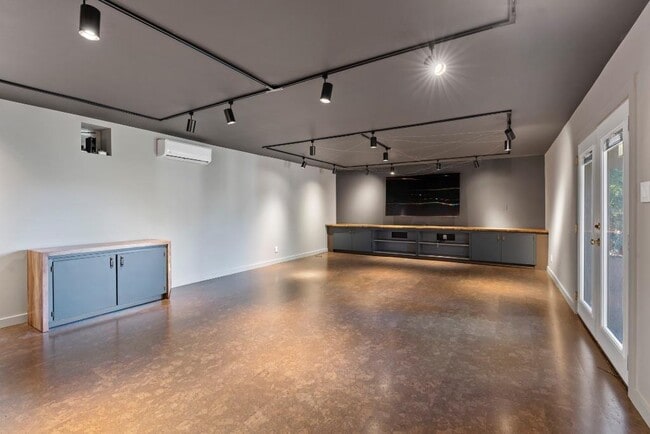 Building Photo - 103 Comet