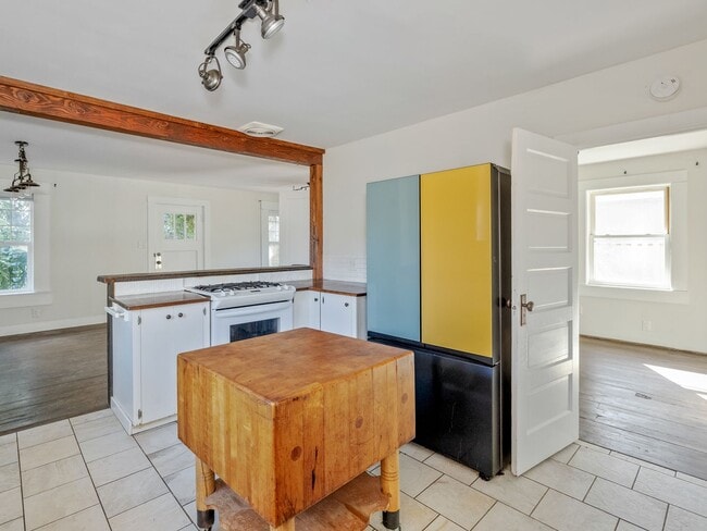Building Photo - Adorable, fully updated 1-bdr/1-bath Milwa...
