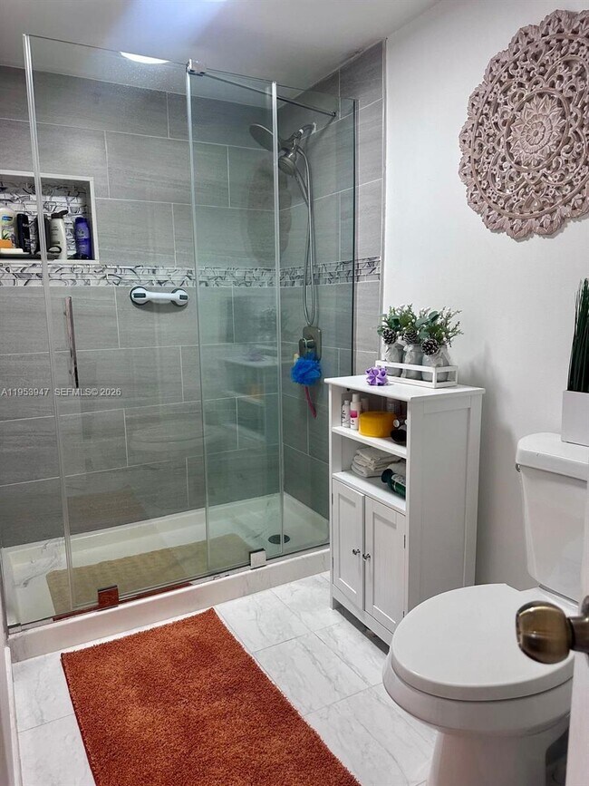 Building Photo - 9340 Fontainebleau Blvd