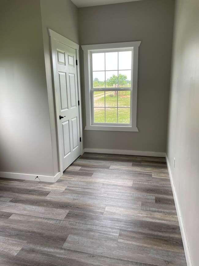 Building Photo - Country house retreat on 10 fenced acres for a hobby farm