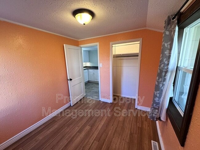 Building Photo - 427 Miles Ave