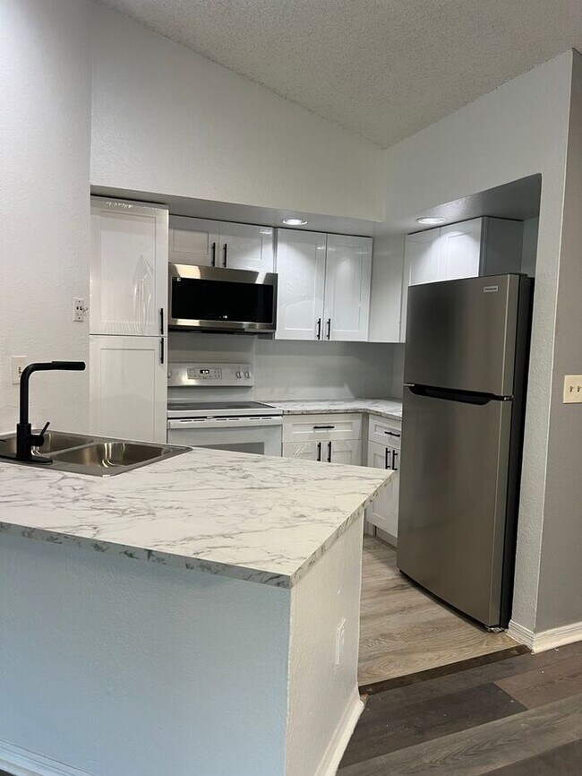 Building Photo - Beautiful 2-Bedroom Condo in Gated Venetian Place