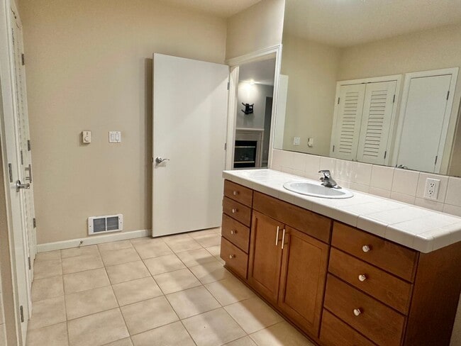 Building Photo - Beautiful 1 bed condo in the heart of Bell...