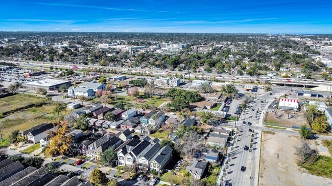 Building Photo - 832 W 27th St