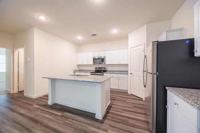 Building Photo - 5953 Sahara Dr