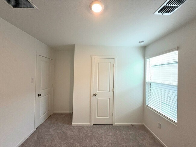 Building Photo - 6220 Sandpiper Ln