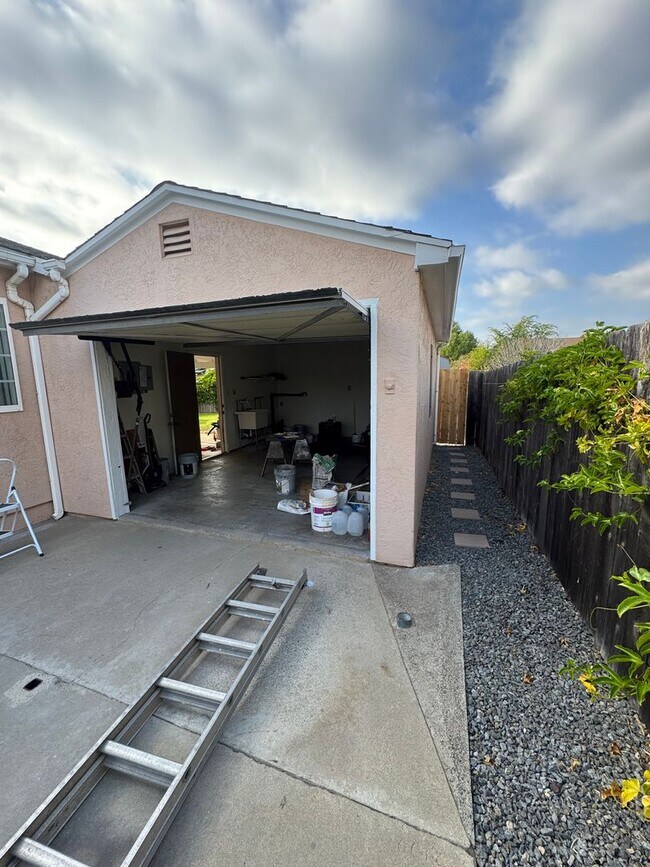 Building Photo - 5 Bedroom, 3.5 Bath, Beautiful 1,856 SQ FT...