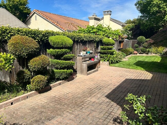 Building Photo - Beautiful Brookside Home 3 Bedroom/2 Bath