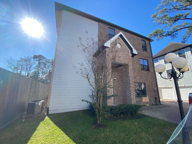 Building Photo - Beautifully maintained 3-bedroom, 3.5-bath townhome