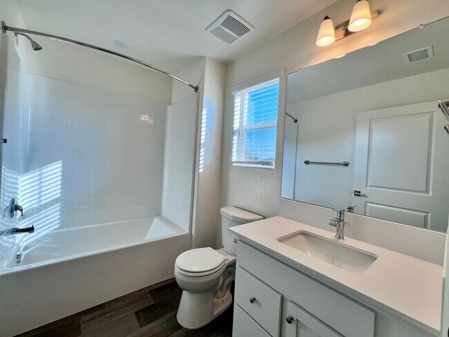 Building Photo - $2,350 Shepherd & Sunnyside, New 3 bed House - Clovis / Solar Panels