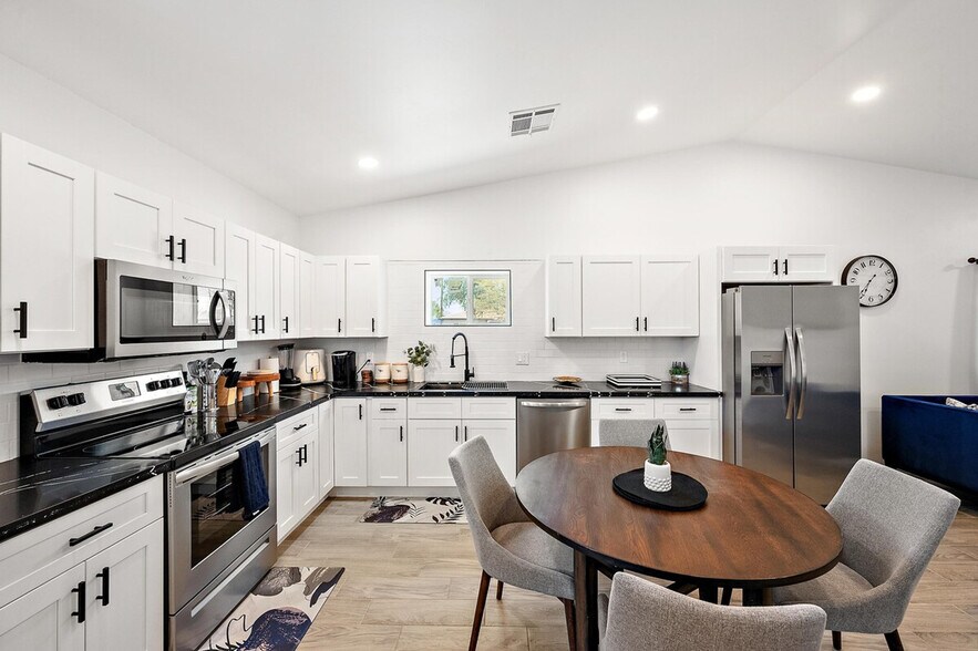 Building Photo - 5148 N 22nd Ave