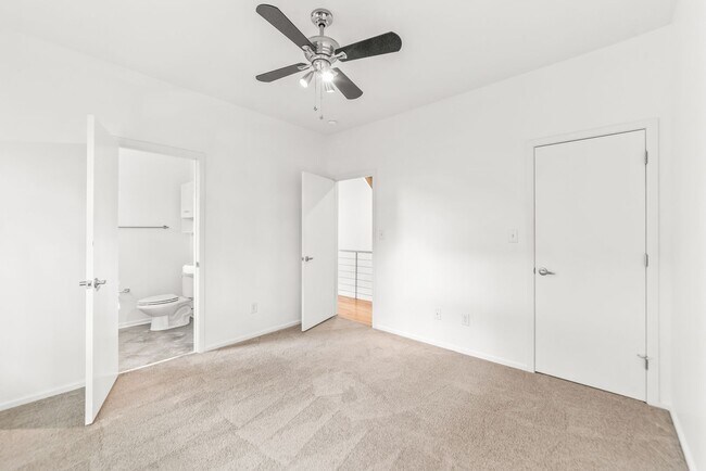 Building Photo - 3 Bedroom Townhome W/ Uptown Views