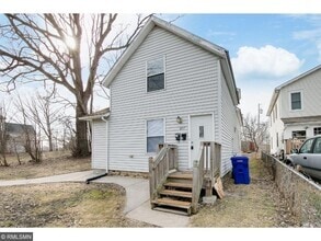 Building Photo - Quiet Affordable  Upper Level 2bdrm Duplex