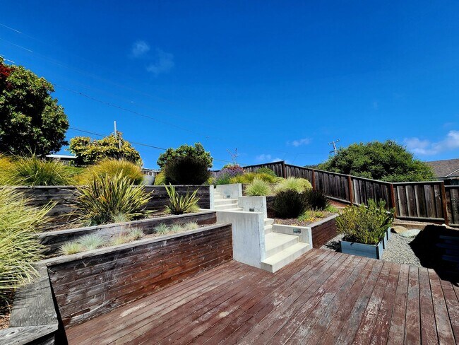 Building Photo - Spacious 5 bedroom house