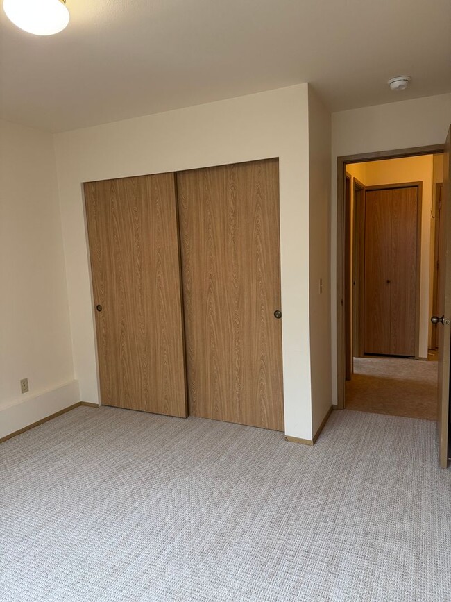 Building Photo - Renovated 3 BR Townhouse