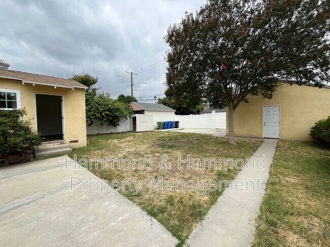 Building Photo - 18003 Saticoy St