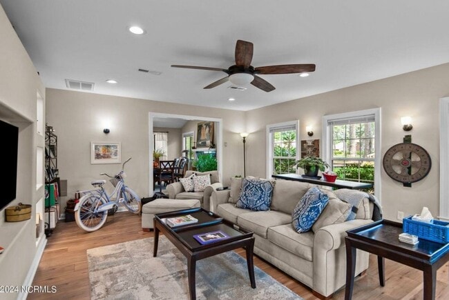 Building Photo - Exquisite One Level Townhome Quarterdeck Townes 2x2 Riverbend