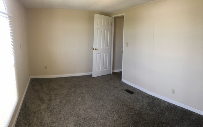 Building Photo - 3 BDR / 2BA in Private Community