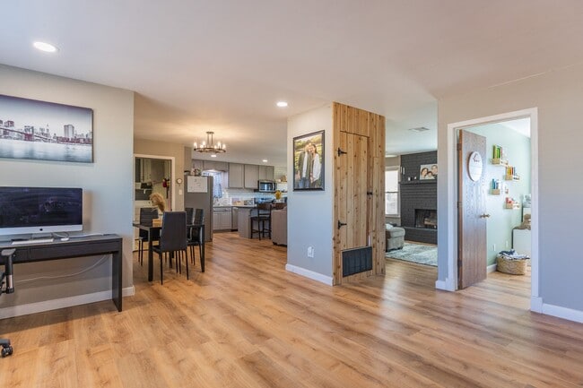 Building Photo - Beautiful 3 Bed 2 Bath - Gorgeous Views & Fenced in Backyard!