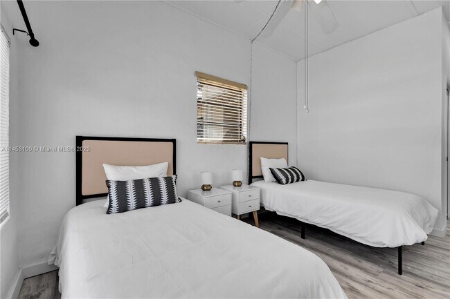 Building Photo - 1510 Normandy Dr