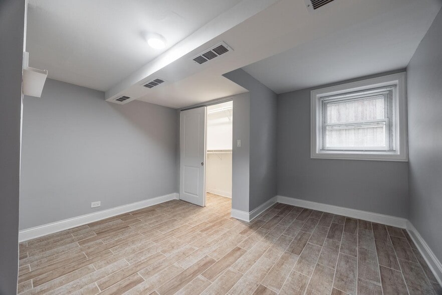 Building Photo - 1222 W Rosemont Ave