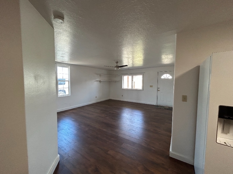 Building Photo - 824 W Custer St
