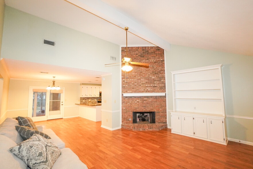 Building Photo - 325 Mockingbird Ln