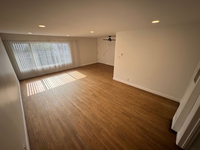 Building Photo - Spacious 1 Bedroom | 1 Bath – Long Beach