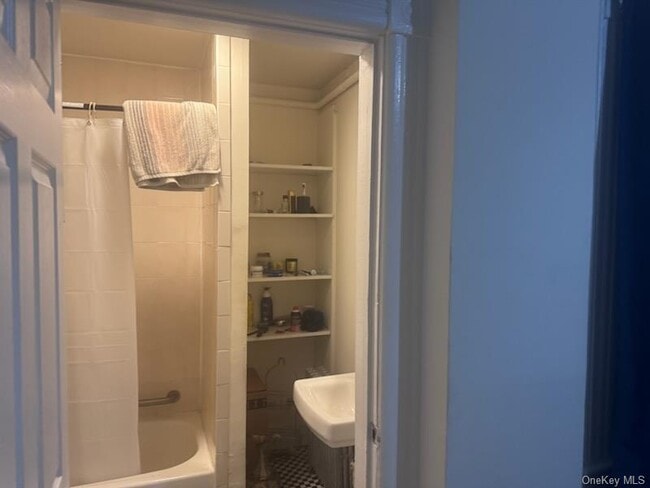 Building Photo - 72 Jerusalem Ave