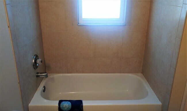 Building Photo - 415 Greenbriar Dr