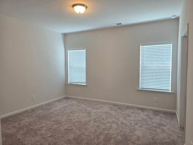 Building Photo - Brand new 3 bed 2.5 bath Townhome located ...