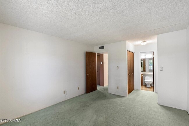 Building Photo - 1001 E Lodge Dr