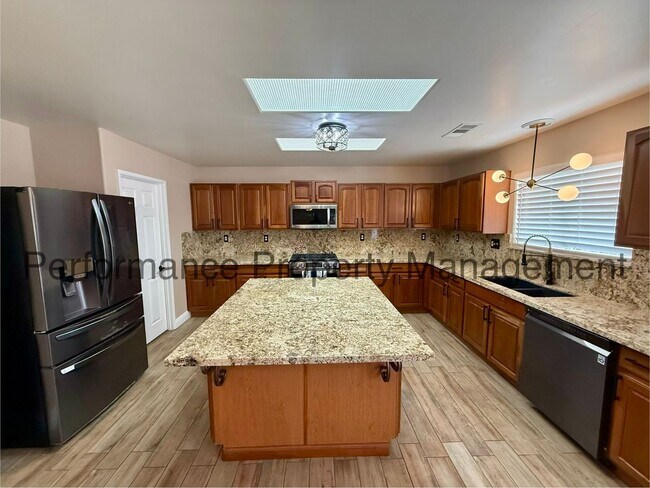 Building Photo - Spacious 5 Bed/3 Bath + Office in SW Bakersfield w/ RBP & $0 Deposit Option