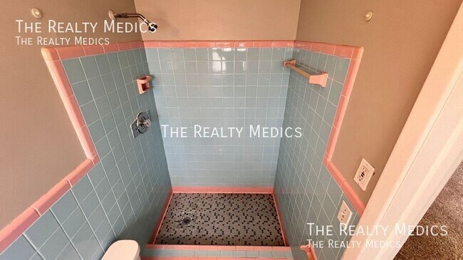 Building Photo - 904 Hall St