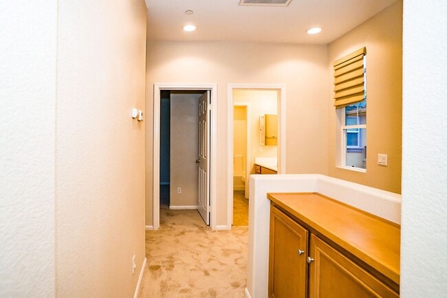 Building Photo - Beautiful townhome in Mission Valley!  Ava...