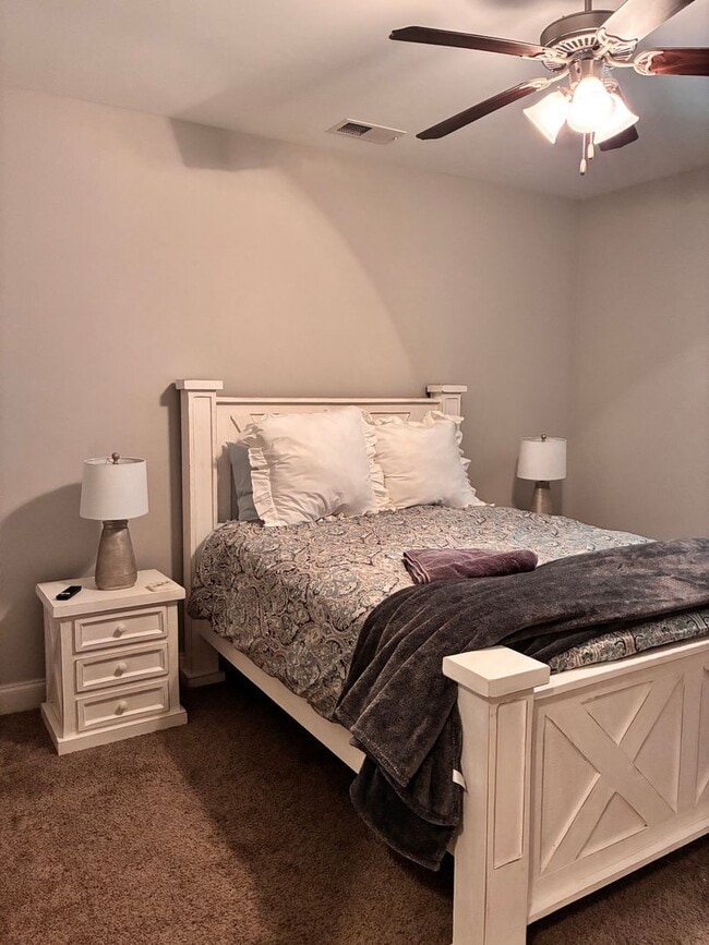 Building Photo - 4 bed 4.5 bath unit in West End neighborhood!