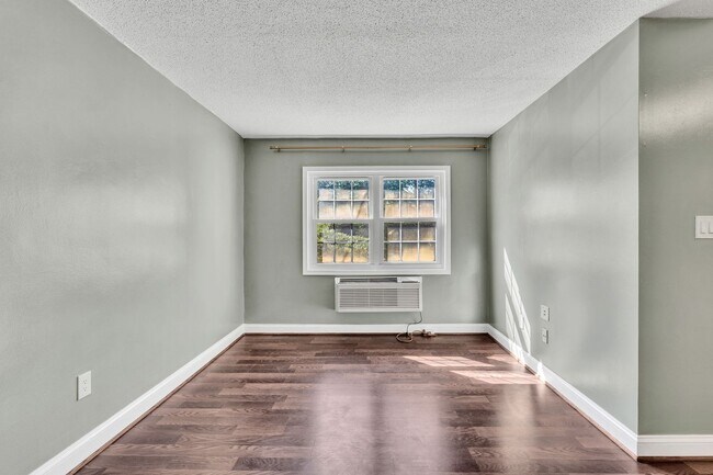 Building Photo - 2237 Farrington Ave