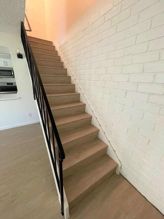 Building Photo - Remodeled 2+1 Townhome in Villa Ventura