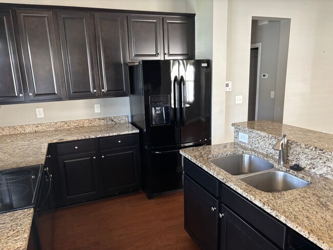 Building Photo - Great 4-Bedroom, 3-Bath
