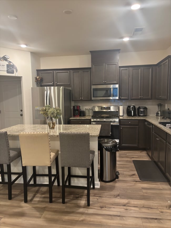 Building Photo - Stunning 3 Bed / 2.5 Bath End Unit Townhome in Prime Concord Location!