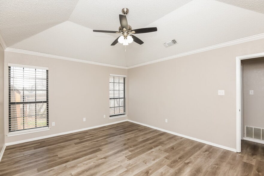 Building Photo - 125 Camelot Dr