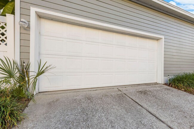 Building Photo - 834 Lake Evalyn Dr